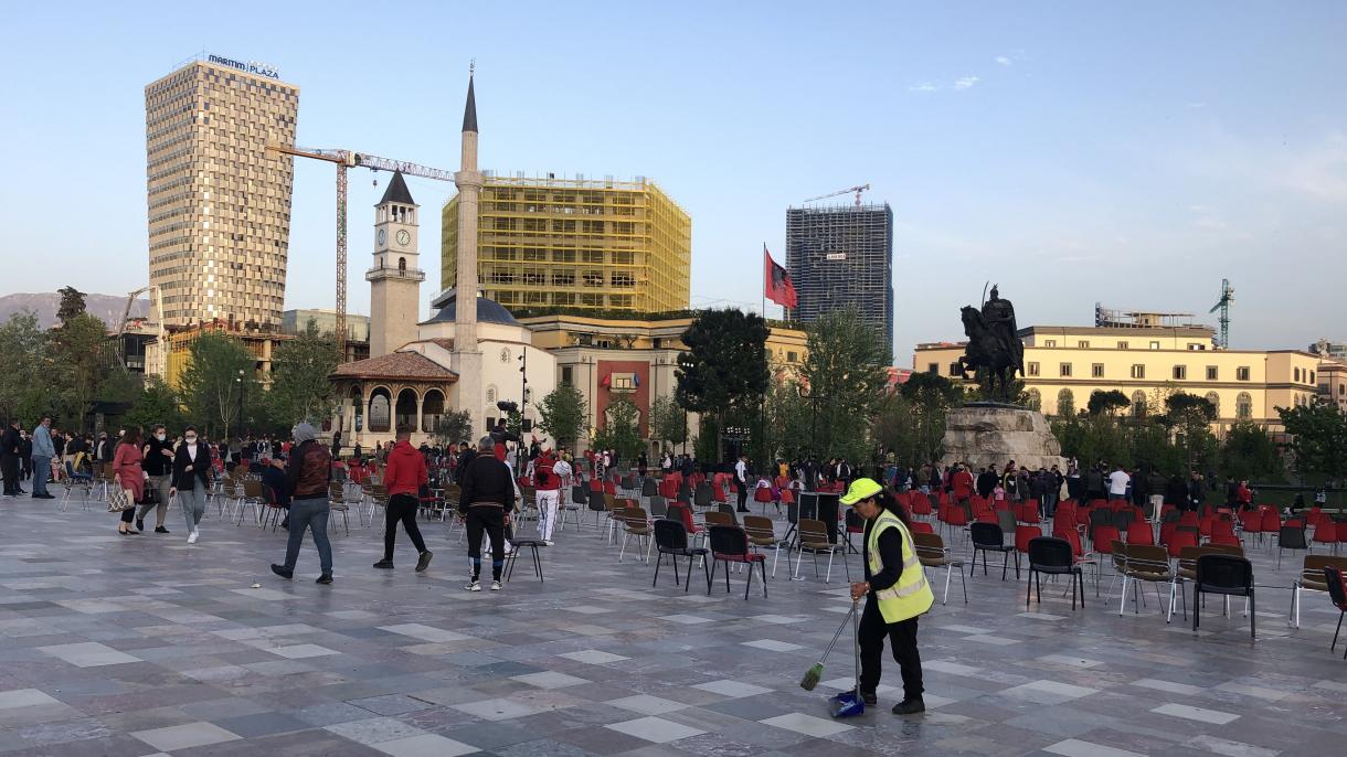 Skenderbegplatz in Tirana nach der Siegesrede der PS Skenderbegplatz in Tirana nach der Siegesrede der PS