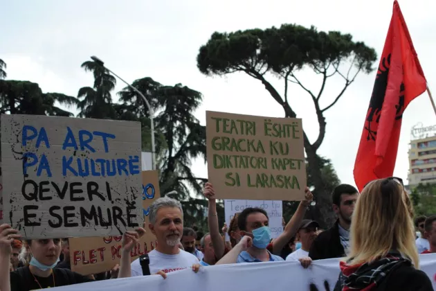 Abriss des Nationaltheaters in Tirana