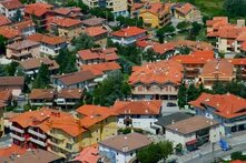 Pamje nga lart e një qyteti me shumë shtëpi