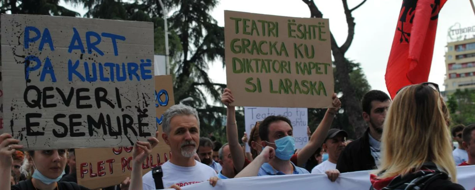 Abriss des Nationaltheaters in Tirana