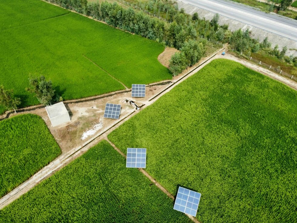 Pamje nga lart e një paneli diellor, Fermë diellore nga Green Voltaics Energy, në Malakand, Pakistan, Unsplash Pamje nga lart e një paneli diellor, Fermë diellore nga Green Voltaics, Unsplash Energy, në Malakand, Pakistan,