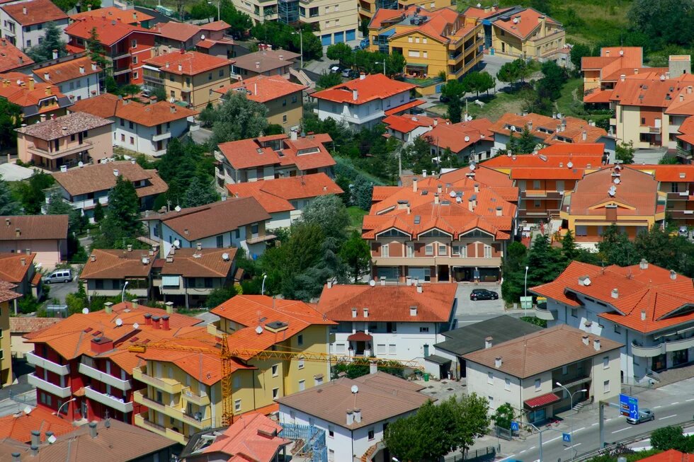 Pamje nga lart e një qyteti me shumë shtëpi Pamje nga lart e një qyteti me shumë shtëpi