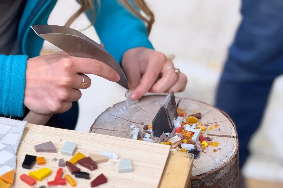 Breaking the tesserae using the martellina