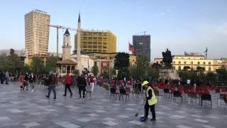 Skenderbegplatz in Tirana nach der Siegesrede der PS Skenderbegplatz in Tirana nach der Siegesrede der PS
